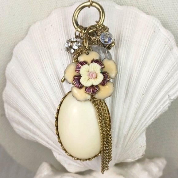 Vintage Cream Stone Enameled Flower Rhinestone Chain Fringe Pendant Necklace - Picture 8 of 8